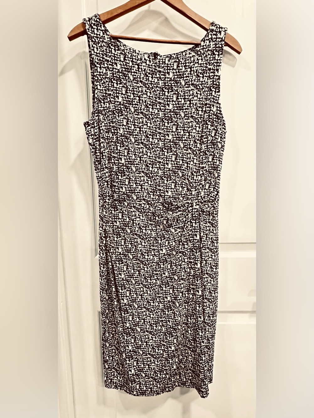 Ann Taylor Sheath Dress 8 Black Ivory Sleeveless Knee-Length Stretch